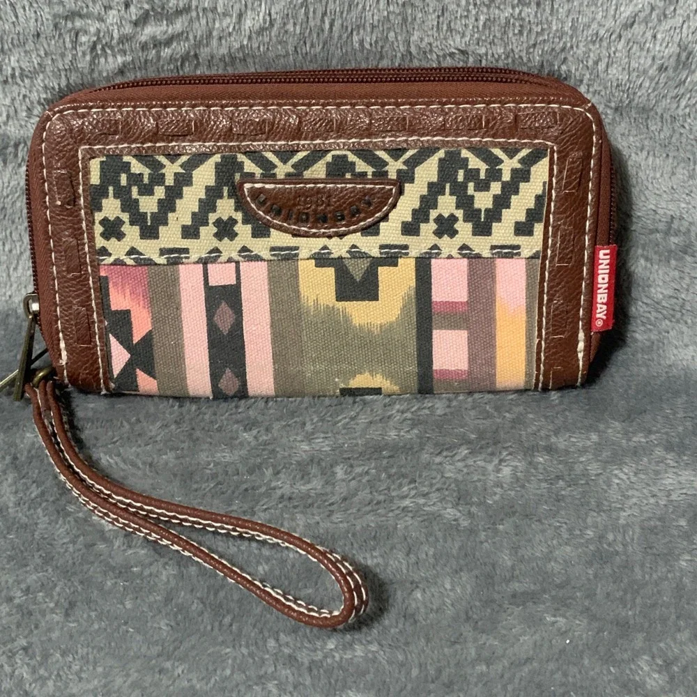 Unionbay Womens Southwestern Geometric Double Zip Wristlet Wallet Brown Pink